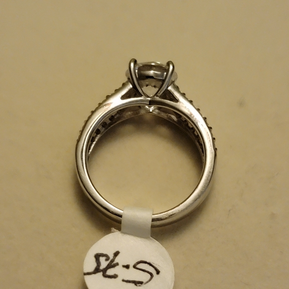 Beautiful sterling silver with cz size 5.75 - Picture 2 of 3